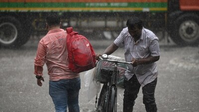 Commuters pass through a heavily waterlogged stretch of road, at Sector 62, in Noida, (Sunil Ghosh/ Hindustan Times) Commuters pass through a heavily waterlogged stretch of road, at Sector 62, in Noida, (Sunil Ghosh/ Hindustan Times)