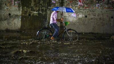 A commuters passes a waterlogged street after heavy rains in New Delhi on Saturday. (Raj K Raj/HT PHOTO) A commuters passes a waterlogged street after heavy rains in New Delhi on Saturday. (Raj K Raj/HT PHOTO)