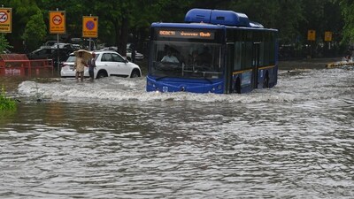 Traffic moves through a water logged street after the heavy rains in New Delhi. (Hindustan Times) Traffic moves through a water logged street after the heavy rains in New Delhi. (Hindustan Times)