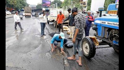 Last week, PMC workers were seen repairing potholes near Pote Hospital, Satara road. (Rahul Raut/HT PHOTO)