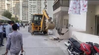 Noida authority carries out demolition of illegal construction at residential society in Sector 78. (HT Photo) Noida authority carries out demolition of illegal construction at residential society in Sector 78. (HT Photo)