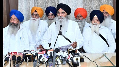SGPC president Harjinder Singh Dhami (C) addressing a press conference in Amritsar on Saturday. (Sameer Sehgal /HT) SGPC president Harjinder Singh Dhami (C) addressing a press conference in Amritsar on Saturday. (Sameer Sehgal /HT)