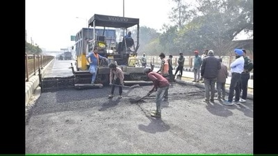 The central government is also pushing states to start finding options to carpeting of roads using cold mix. (HT File Photo) The central government is also pushing states to start finding options to carpeting of roads using cold mix. (HT File Photo)