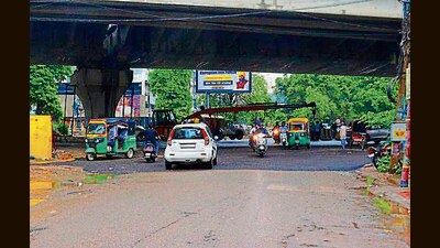 The intersection had been partially blocked due to the ongoing construction of Elevated Road Project on Ferozepur Road in Ludhiana. (HT PHOTO) The intersection had been partially blocked due to the ongoing construction of Elevated Road Project on Ferozepur Road in Ludhiana. (HT PHOTO)