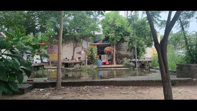 The overflowing sewage outside the Mother and Child Hospital in Ludhiana. (HT PHOTO) The overflowing sewage outside the Mother and Child Hospital in Ludhiana. (HT PHOTO)