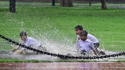 School students after heavy rainfall at Delhi's Karvatya Path. The Safdarjung Observatory, Delhi's primary weather station, recorded 21.4 mm rainfall between 8.30 and 11.30 am. (Vipin Kumar/ Hindustan Times) School students after heavy rainfall at Delhi's Karvatya Path. The Safdarjung Observatory, Delhi's primary weather station, recorded 21.4 mm rainfall between 8.30 and 11.30 am. (Vipin Kumar/ Hindustan Times)