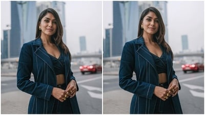 Assisted by makeup artist Lochan, Mrunal decked up in nude eyeshadow, black eyeliner, black kohl, mascara-laden eyelashes, feathered eyebrows, contoured cheeks and a shade of nude lipstick.&nbsp; (Instagram/@mrunalthakur)