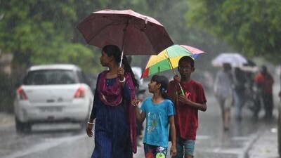 Commuters out in the rain in he Sector 12, Noida. The India Meteorological Department has predicted a generally cloudy sky with moderate rain during the day. (Sunil Ghosh/ Hindustan Times) Commuters out in the rain in he Sector 12, Noida. The India Meteorological Department has predicted a generally cloudy sky with moderate rain during the day. (Sunil Ghosh/ Hindustan Times)