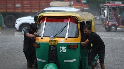 The early-morning rain inconvenienced many commuters who faced hardships in reaching their destinations. (Sunil Ghosh/ Hindustan Times) The early-morning rain inconvenienced many commuters who faced hardships in reaching their destinations. (Sunil Ghosh/ Hindustan Times)