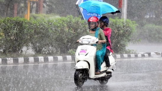 An AQI between zero and 50 is considered 'good', 51 and 100 'satisfactory', 101 and 200 'moderate', 201 and 300 'poor', 301 and 400 'very poor', and 401 and 500 'severe'.(ANI)
