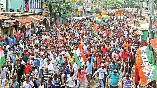 The polling started at 7 am in 73,887 seats in the rural areas of the state with 5.67 crore people deciding the fate of around 2.06 lakh candidates, official said.&nbsp;(ANI)
