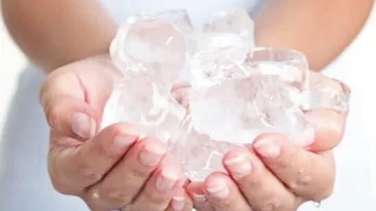 Holding ice cubes in hand for a long time helps in the sudden shift in temperature, taking our minds off from the anxiety attack.&nbsp;(Unsplash)