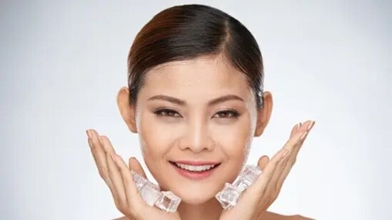 We can also try holding the ice cubes to our faces or splashing ice cold water on our face to ground ourselves.&nbsp;(Unsplash)