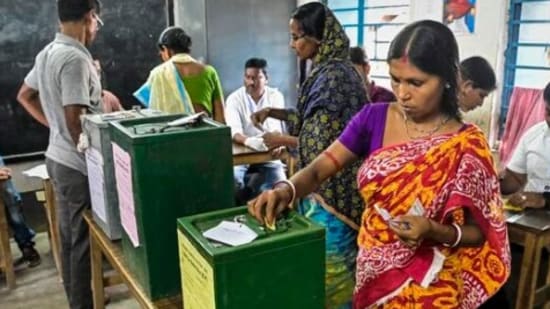 Voters cast their votes amid polling in Bengal Voters cast their votes amid polling in Bengal