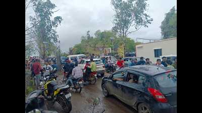 Amol Pol, a travel enthusiast, was disappointed to be trapped in traffic for more than five hours on Sunday after visiting the Sinhagad fort with his family. (HT PHOTO)