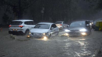 Commuters wade through a waterlogged stretch at Sarojini Nagar, Delhi, on Sunday. (Sanjeev Verma/Hindustan Times) Commuters wade through a waterlogged stretch at Sarojini Nagar, Delhi, on Sunday. (Sanjeev Verma/Hindustan Times)
