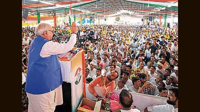 Former chief minister Bhupinder Singh Hooda addressing a rally in Bhiwani, Haryana, on Sunday. (Manoj Dhaka/HT)