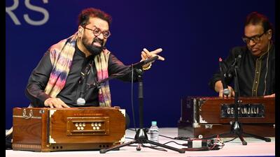 Hariharan performing in Lucknow (Deepak Gupta) Hariharan performing in Lucknow (Deepak Gupta)