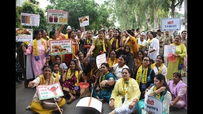 Members of women’s wing of the Aam Aadmi Party staging a protest in Lucknow on July 9. (HT Photo) Members of women’s wing of the Aam Aadmi Party staging a protest in Lucknow on July 9. (HT Photo)