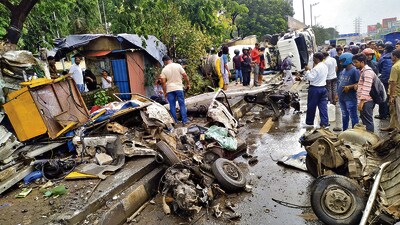 Mumbai, India - July 09, 2023 : A Major accident on Eastern Express Highway in Cement Mixer and Van and 2 wheeler Bike on this accident 2 people Injured and 1 Dead at Chunabhatti, in Mumbai, India, on Sunday, July 09, 2023. (Photo by Vijay Bate/HT Photo) Mumbai, India - July 09, 2023 : A Major accident on Eastern Express Highway in Cement Mixer and Van and 2 wheeler Bike on this accident 2 people Injured and 1 Dead at Chunabhatti, in Mumbai, India, on Sunday, July 09, 2023. (Photo by Vijay Bate/HT Photo)