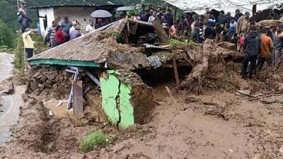 Six people rescued after the water logged in the houses due to rise in the water level of Beas river at Pandoh in Mandi district (HT Photo)