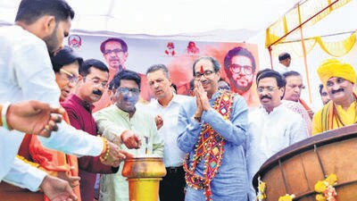 Thackeray began his tour on Sunday after a “darshan” of Pohradevi shrine in the Washim district. (HT Photo) Thackeray began his tour on Sunday after a “darshan” of Pohradevi shrine in the Washim district. (HT Photo)
