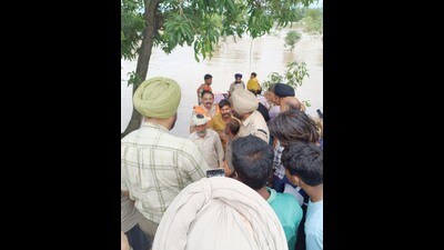 Village defence committee members and Punjab Police personnel during a rescue operation in Pathankot on Sunday. (HT Photo)