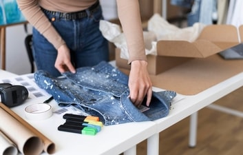 Repurposing old clothes is not only a creative and fashionable endeavor, but it's also an eco-friendly solution to reduce waste (Freepik ) Repurposing old clothes is not only a creative and fashionable endeavor, but it's also an eco-friendly solution to reduce waste (Freepik )