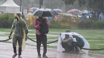 Commuters in raincoats and umbrellas amid rainfall in Delhi on Sunday. (Sanjeev Verma/ Hindustan Times) Commuters in raincoats and umbrellas amid rainfall in Delhi on Sunday. (Sanjeev Verma/ Hindustan Times)