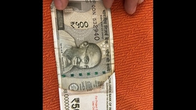 The image features fake ₹500 note that the doctor received from his patient. (Threads/@dr.mananvora) The image features fake ₹500 note that the doctor received from his patient. (Threads/@dr.mananvora)