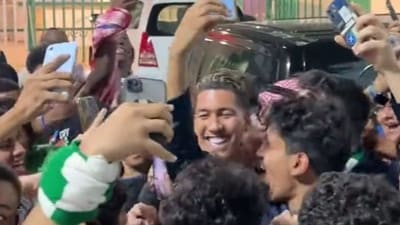 Robert Firmino gets mobbed by Al-Ahli fans Robert Firmino gets mobbed by Al-Ahli fans