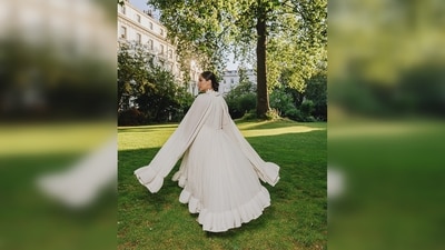 Sharing her photos, Sonam Kapoor wrote, "Summer ethereal white,for a dance party… Wearing my sisters dress, styled by her." (Instagram/@sonamkapoor) Sharing her photos, Sonam Kapoor wrote, "Summer ethereal white,for a dance party… Wearing my sisters dress, styled by her." (Instagram/@sonamkapoor)