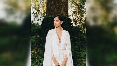 Fashion enthusiast Sonam Kapoor proves less is more in her sister Rhea Kapoor's dress. (Instagram/@sonamkapoor) Fashion enthusiast Sonam Kapoor proves less is more in her sister Rhea Kapoor's dress. (Instagram/@sonamkapoor)