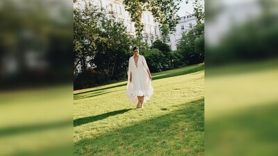 Sonam Kapoor's dress features an assymetrical ruffle hemline, plunging neckline and dramatic sleeves. (Instagram/@sonamkapoor) Sonam Kapoor's dress features an assymetrical ruffle hemline, plunging neckline and dramatic sleeves. (Instagram/@sonamkapoor)