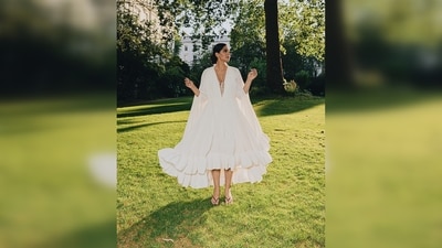 Keeping her look simple yet very chic, Sonam Kapoor paired her outfit with a black two-string slippers. (Instagram/@sonamkapoor) Keeping her look simple yet very chic, Sonam Kapoor paired her outfit with a black two-string slippers. (Instagram/@sonamkapoor)
