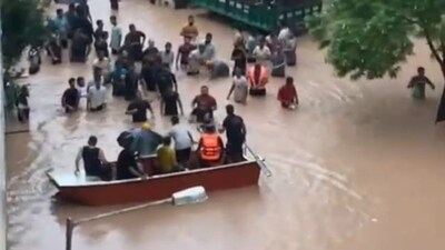 Stranded commuters on boats and trcuks as heavy rain caused waterlogging in Gulmohar society, Dera Bassi, Chandigarh. (Sant Arora/ Hindustan Times) Stranded commuters on boats and trcuks as heavy rain caused waterlogging in Gulmohar society, Dera Bassi, Chandigarh. (Sant Arora/ Hindustan Times)
