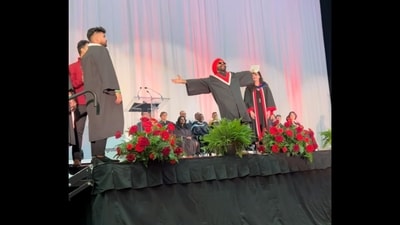 Man screaming “Mummy, main pass ho gaya” after receiving his degree. (Instagram/@am_gill307) Man screaming “Mummy, main pass ho gaya” after receiving his degree. (Instagram/@am_gill307)