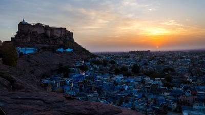 If you're envisioning creating captivating postcards featuring forts and palaces, then Jodhpur should be your next destination in Rajasthan, India. This enchanting city, known as the "Blue City," offers an ideal backdrop for stunning shots. Capture breathtaking bird's eye views of the city, or immortalize the magnificent palaces and forts that adorn the landscape.&nbsp; (Varun Gaba on Unsplash)