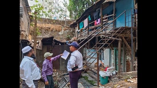 PMC workers checking the Old Wada at Rasta Peth in city on Sunday, July 9, 2023. (KALPESH NUKTE/ HT PHOTO)
