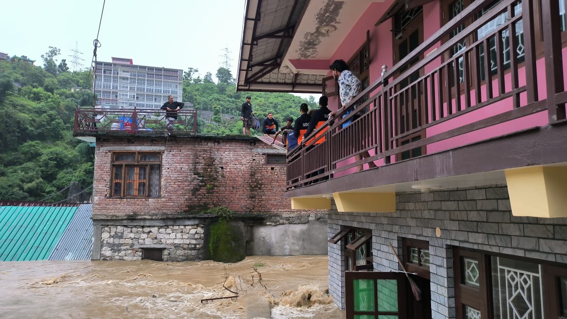 Six people were rescued from inundated houses due to the rise in the water level of the Beas River amid heavy rainfall at Pandoh in Mandi district in Himachal. (HT Photo) Six people were rescued from inundated houses due to the rise in the water level of the Beas River amid heavy rainfall at Pandoh in Mandi district in Himachal. (HT Photo)