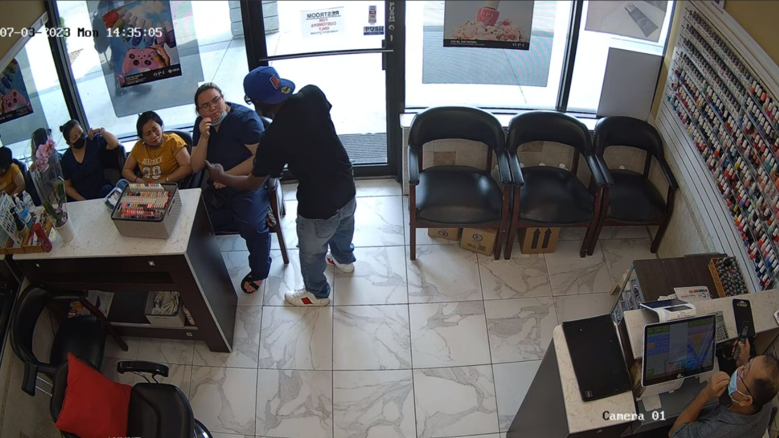 Man robbing salon gives up after people inside the store ignore him - Vimarsana News