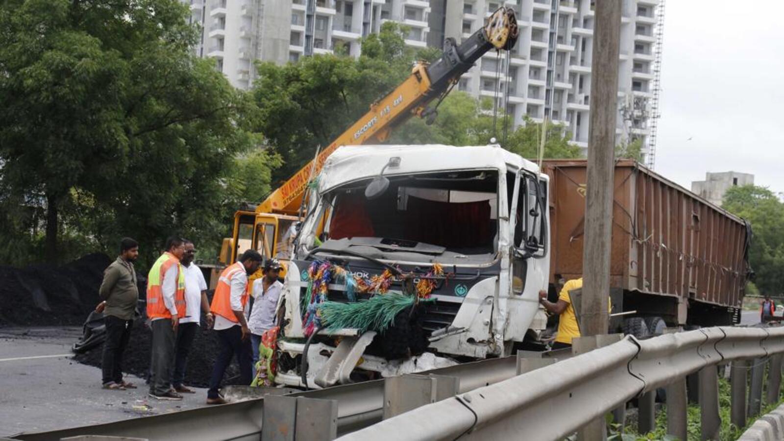 Truck jumps divider at Bhumkar Chowk, leads to traffic congestion - Vimarsana News