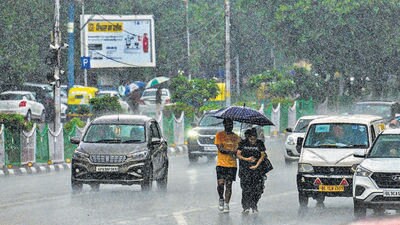 Commuters on Bahadur Shah Zafar Marg at ITO in New Delhi on Monday. (Raj K Raj/HT Photo) Commuters on Bahadur Shah Zafar Marg at ITO in New Delhi on Monday. (Raj K Raj/HT Photo)