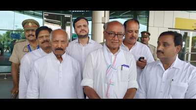 Congress veteran leader Digvijaya Singh at Bamrauli airport in Prayagraj on July 10. (HT Photo)