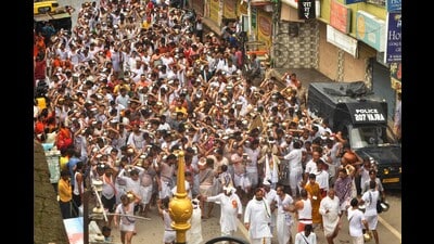 Devotees in large numbers going to KV temple to offer prayers on first Monday of Shravan month. (Rajesh Kumar/HT)
