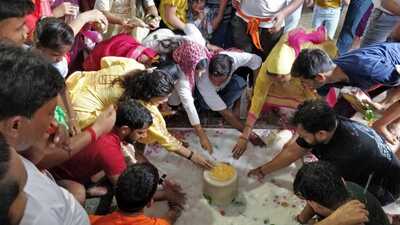 Devotees offering prayers at a Shiva temple in Agra during a fair organised on the first Monday of Sawan. HT Photo (HT photo)