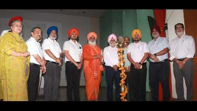 Environmentalist and Rajya Sabha Member Sant Balbir Singh Seechewal, visited the Punjab Agricultural University (PAU) on Monday and exhorted the youths to contribute for the pollution free rivers. (HT Photo)