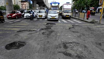 Irregular patches on both the north and south bound stretches leading up to the Dahisar toll plaza. (Vijay Bate/HT Photo) Irregular patches on both the north and south bound stretches leading up to the Dahisar toll plaza. (Vijay Bate/HT Photo)