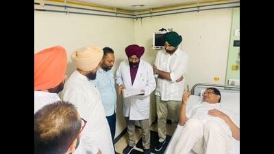 Punjab’s ex-deputy CM OP Soni at a private hospital in Amritsar on Monday. Senior Congress leaders Partap Singh Bajwa and Amarinder Singh Raja Warring enquired about his health. (HT Photo) Punjab’s ex-deputy CM OP Soni at a private hospital in Amritsar on Monday. Senior Congress leaders Partap Singh Bajwa and Amarinder Singh Raja Warring enquired about his health. (HT Photo)