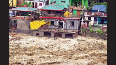 Rescue teams are working at various places in Mandi and Kullu to rescue people stranded due to flash floods. (Birbal Sharma/HT) Rescue teams are working at various places in Mandi and Kullu to rescue people stranded due to flash floods. (Birbal Sharma/HT)